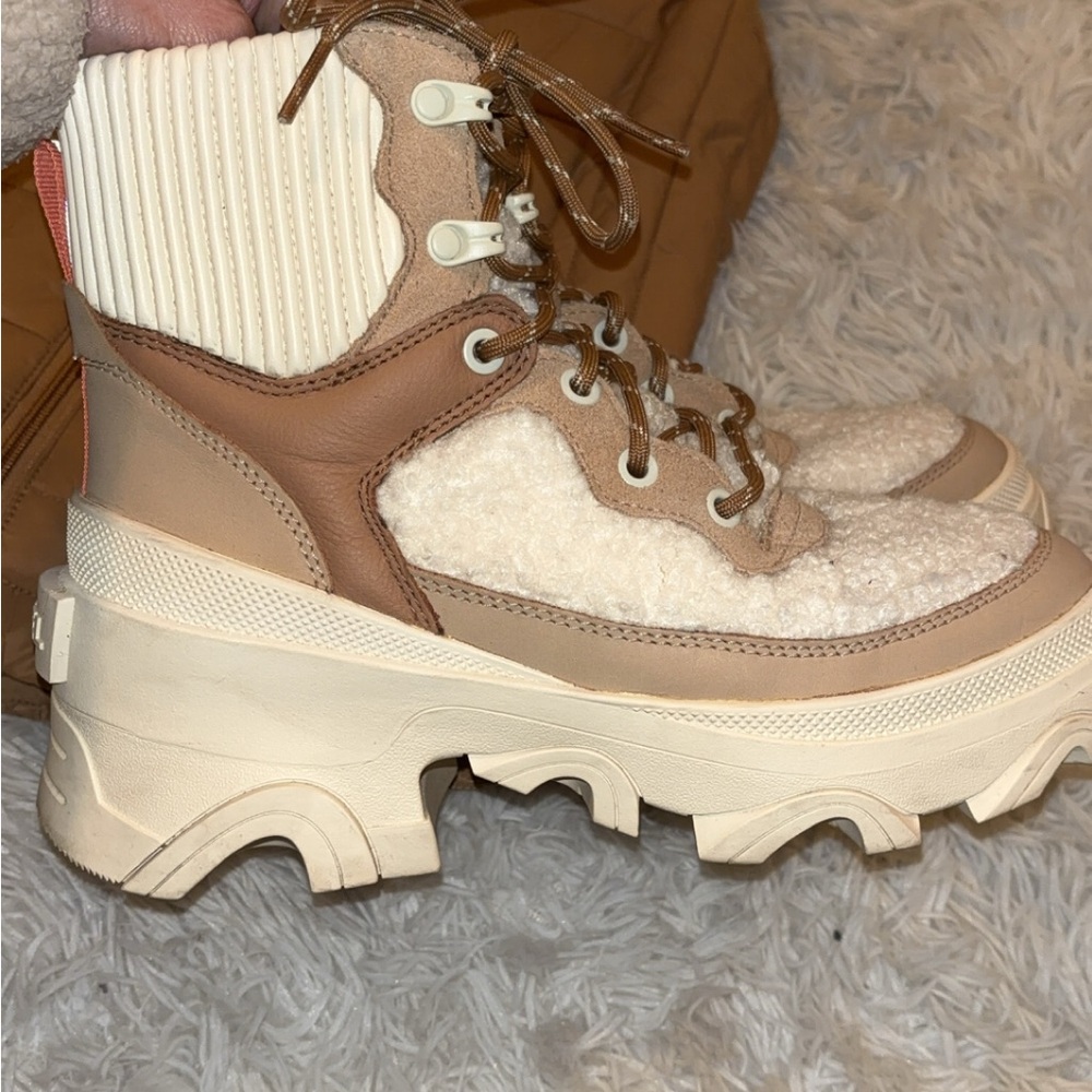 Sorele Boots With Marching puffer vest